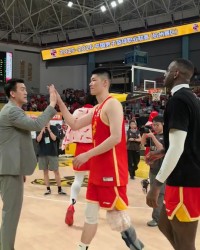 开云百家乐-媒体人：胡金秋赛后膝盖缠着厚厚的冰袋 看起来问题不算大